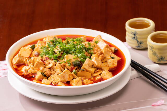 TOFU ΜΕ ΠΙΚΑΝΤΙΚΗ ΣΩΣ